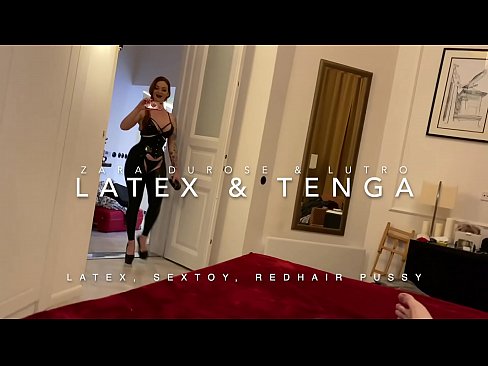 ❤️ Ngoanana e monyane ea nang le hlooho e khubelu ea apereng seaparo sa latex se kentsoeng ke ntate oa bobeli ❤ ❌