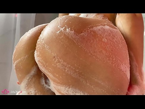 ❤️ Brunette o ipholla litho tsa botona kapa botšehali ho li khotsofatsa Pussy e nang le Vibrator ho ea ho Intense Orgasm in Shower ❤ ❌